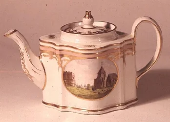 New Hall-Teekanne, bemalt mit Ansicht von Dover Castle, ca. 1800